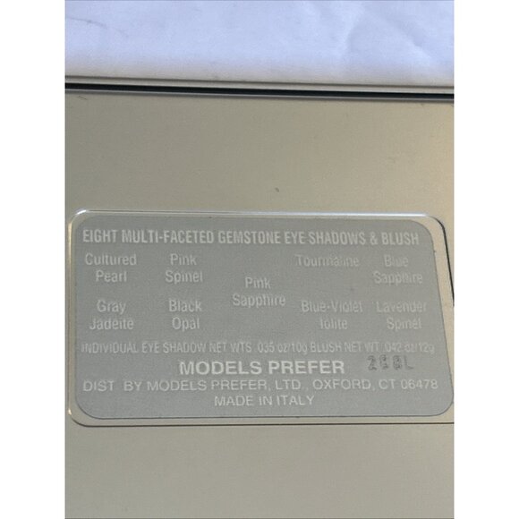 Models prefer Eight multi-faceted gemstone eye shadows & blush blue & browns - Picture 11 of 15